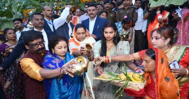 अस्ताचलगामी भगवान भास्कर को अर्घ्य देने के लिए केवल सामान्य छठव्रती या उनके परिवार ही नहीं, बल्कि मुख्यमंत्री हेमन्त सोरेन भी पहुंचे छठ तालाब, सपत्नीक दिया अर्घ्य