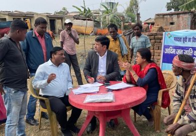 आदिम जनजाति समुदाय के परिवारों के बीच पहुंचे अधिकारी एवं निर्वाचन कर्मी, छूटे हुए पात्र लोगों का नाम मौके पर ही किया गया ऑनलाइन दर्ज 