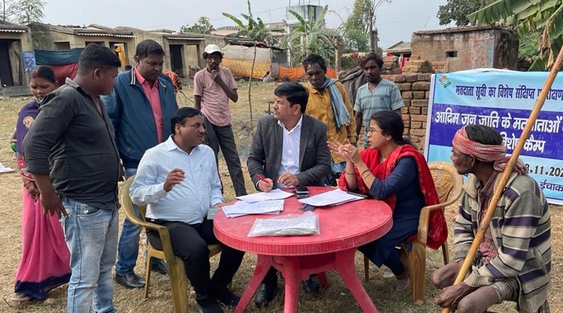 आदिम जनजाति समुदाय के परिवारों के बीच पहुंचे अधिकारी एवं निर्वाचन कर्मी, छूटे हुए पात्र लोगों का नाम मौके पर ही किया गया ऑनलाइन दर्ज 