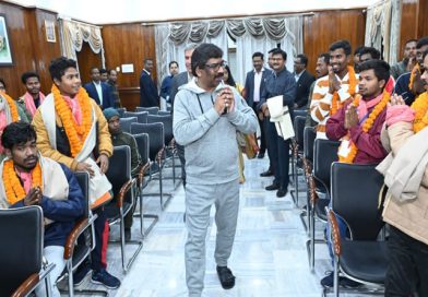 उत्तरकाशी में हुए टनल हादसे से सुरक्षित रेस्क्यू किए गए झारखंड के 15 श्रमिकों से अपने आवास पर CM हेमन्त ने की मुलाकात, हरसंभव सहायता देने का दिलाया भरोसा