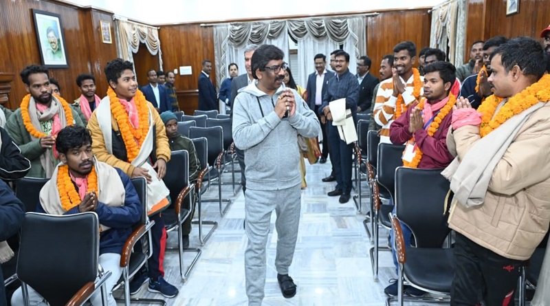 उत्तरकाशी में हुए टनल हादसे से सुरक्षित रेस्क्यू किए गए झारखंड के 15 श्रमिकों से अपने आवास पर CM हेमन्त ने की मुलाकात, हरसंभव सहायता देने का दिलाया भरोसा