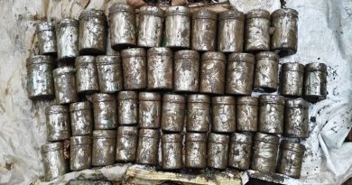 चाईबासा व सरायकेला-खरसावां सीमा के पहाड़ी क्षेत्रों से नक्सलियों द्वारा छिपाकर रखे गये 44 केन बम किये गये नष्ट