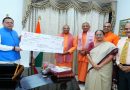 YSS महासचिव स्वामी ईश्वरानन्द गिरि मिले उत्तराखण्ड के CM पुष्कर सिंह धामी से, राज्य में आई बाढ़ से उत्पन्न संकट को देख 25 लाख का चेक सौंपा