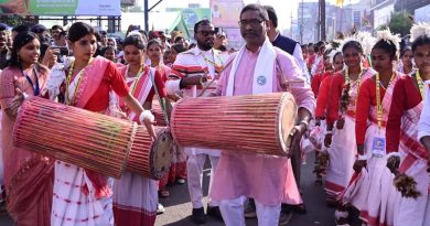 मुख्यमंत्री हेमन्त सोरेन ढोल-नगाड़ा बजाकर झारखंड स्थापना के 25वें गौरवशाली वर्षगांठ के अवसर पर आयोजित “झारखंड जतरा” में हुए सम्मिलित