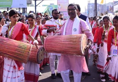 मुख्यमंत्री हेमन्त सोरेन ढोल-नगाड़ा बजाकर झारखंड स्थापना के 25वें गौरवशाली वर्षगांठ के अवसर पर आयोजित “झारखंड जतरा” में हुए सम्मिलित