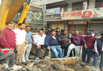 स्थानीय लोगों और व्यवसायियों के दबाव में जमशेदपुर के मानगो फ्लाईओवर का काम रुका, वन वे कर देने से लोगों को आवागमन में दिक्कत, व्यवसाय प्रभावित