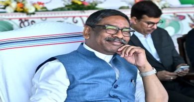 प्रिंट व इलेक्ट्रॉनिक मीडिया द्वारा फैलाये गए झारखण्ड से संबंधित राजनीतिक अफवाहों पर ध्यान न दें, बल्कि इनकी मूर्खता का सिर्फ आनन्द लीजिये, क्योंकि विद्रोही24 कह रहा – हेमन्त सोरेन झूकनेवाले नहीं हैं