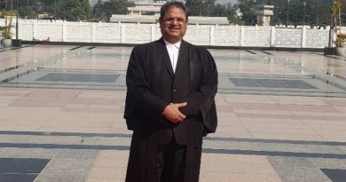 अभय मिश्र ने कहा 26 वर्षों से वकालत में हूं, अधिवक्ता या उसका परिवार विषम परिस्थितियों में ही क्यों न हो, मुवक्किल इंतजार नहीं करता, लेकिन भैरव सिंह की मां को अपने बेटे के बजाय मेरी मां की ज्यादा चिन्ता थीं