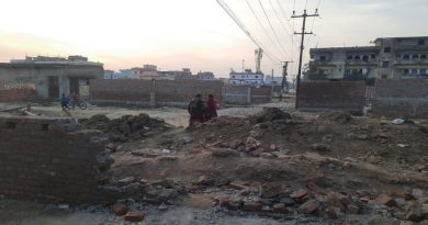 बिजली की हाई वोल्टेज नंगी तार के नीचे तीन-तीन दीवार बनाकर सड़क ब्लॉक करनेवाले अयोध्यापुरी की महिलाओं के जनाक्रोश के आगे झूके, दीवारें ढही, सड़क फिर से चालू