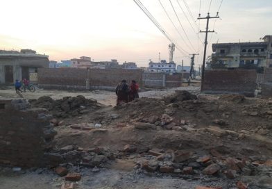 बिजली की हाई वोल्टेज नंगी तार के नीचे तीन-तीन दीवार बनाकर सड़क ब्लॉक करनेवाले अयोध्यापुरी की महिलाओं के जनाक्रोश के आगे झूके, दीवारें ढही, सड़क फिर से चालू