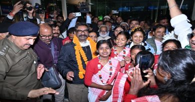 दावोस एवं लंदन दौरे के उपरांत मुख्यमंत्री हेमन्त सोरेन पहुंचे रांची, हुआ भव्य स्वागत, CM हेमन्त ने कहा झारखंड के नागरिकों की गरिमा, सुरक्षा और कल्याण ही सर्वोच्च प्राथमिकता