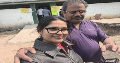 क्या मजाक है, जिसने पूरे नगर निकाय चुनाव को भाड़ देने में महत्वपूर्ण भूमिका निभाई, वो राज्य निर्वाचन आयुक्त अलका तिवारी लोगों से मतदान करने की अपील और शहर के भविष्य की दुहाई दे रही थी