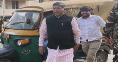 योगेन्द्र प्रताप और राजेन्द्र तिवारी भी कल से टोटो पर घूमे व बाबूलाल मरांडी को रिक्शा पर घुमाए, हो सकता है ये लोग भी आगे चलकर बीजेपी का अध्यक्ष और बाबूलाल मरांडी रिक्शा पर बैठने के बाद पीएम बन जाये