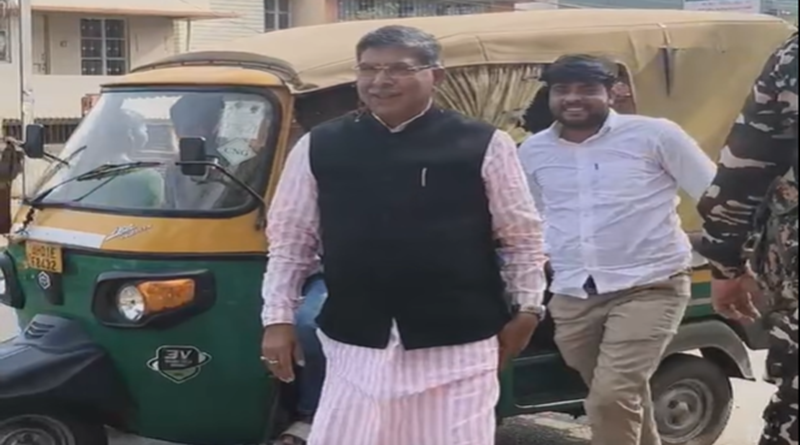 योगेन्द्र प्रताप और राजेन्द्र तिवारी भी कल से टोटो पर घूमे व बाबूलाल मरांडी को रिक्शा पर घुमाए, हो सकता है ये लोग भी आगे चलकर बीजेपी का अध्यक्ष और बाबूलाल मरांडी रिक्शा पर बैठने के बाद पीएम बन जाये