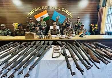गिरिडीह पुलिस ने पारसनाथ पहाड़ी से नक्सलियों द्वारा छुपाकर रखे गये हथियारों का जखीरा किया बरामद