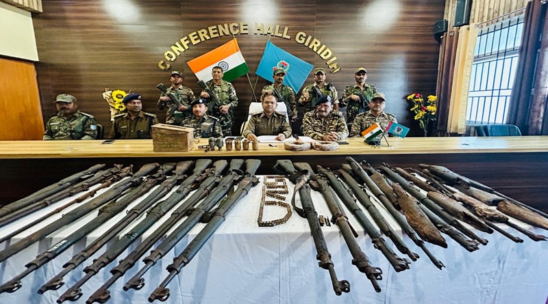 गिरिडीह पुलिस ने पारसनाथ पहाड़ी से नक्सलियों द्वारा छुपाकर रखे गये हथियारों का जखीरा किया बरामद