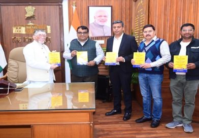 राज्यपाल संतोष गंगवार ने लोकभवन में दीपेश कुमार निराला की लिखित पुस्तक स्ट्रीट वेंडर्स लाइवलीहुड का किया लोकार्पण