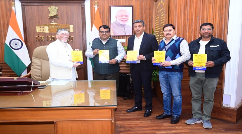 राज्यपाल संतोष गंगवार ने लोकभवन में दीपेश कुमार निराला की लिखित पुस्तक स्ट्रीट वेंडर्स लाइवलीहुड का किया लोकार्पण