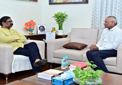 मुख्यमंत्री हेमन्त सोरेन से वरिष्ठ वैज्ञानिक जी.भी. के. सुब्रमण्यम ने की शिष्टाचार भेंट, स्वनिर्मित कैंसर उपचार मशीन की दी विस्तृत जानकारी
