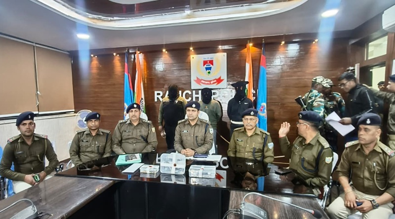 रांची के व्यवसायियों के बीच दहशत फैलाने की योजना बनाने में लगे तीन अपराधियों को हथियारों समेत रांची पुलिस ने किया गिरफ्तार