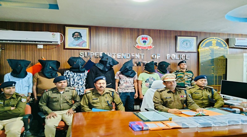 जामताड़ा के नारायणपुर थानान्तर्गत धरमपुर मोड़ के समीप हुए हत्याकांड मामले में पुलिस ने सात अपराधकर्मियों को अवैध हथियारों के साथ किया गिरफ्तार