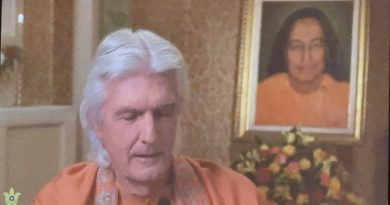 साधना संगम के समापन अवसर पर लॉस एंजिल्स से योगदा भक्तों को संबोधित करते हुए स्वामी चिदानन्द गिरि ने कहा जीवन में संतुलन योग का दूसरा नाम