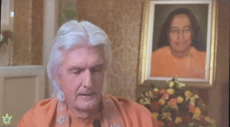 साधना संगम के समापन अवसर पर लॉस एंजिल्स से योगदा भक्तों को संबोधित करते हुए स्वामी चिदानन्द गिरि ने कहा जीवन में संतुलन योग का दूसरा नाम