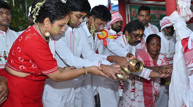 CM हेमन्त सोरेन ने प्रकृति पर्व सरहुल के अवसर पर सिरमटोली स्थित सरना स्थल में परंपरानुरूप विधिवत् पूजा-अर्चना कर समस्त राज्यवासियों की सुख, समृद्धि, खुशहाली एवं उन्नति की कामना की