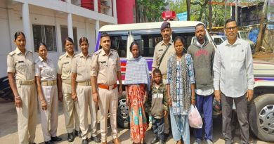 सरहुल शोभा यात्रा के दौरान अपने परिवार से बिछड़े बच्चे को रांची पुलिस ने परिवार से मिलाया