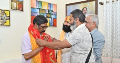 रांची के सुप्रसिद्ध तपोवन मंदिर के महंत ओम प्रकाश शरण मिले मुख्यमंत्री हेमन्त सोरेन से, रामनवमी महोत्सव में शामिल होने के लिए मुख्यमंत्री को सपरिवार किया आमंत्रित