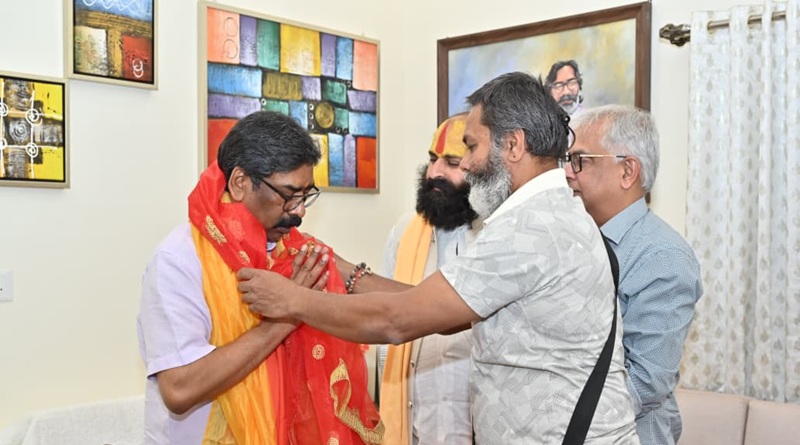 रांची के सुप्रसिद्ध तपोवन मंदिर के महंत ओम प्रकाश शरण मिले मुख्यमंत्री हेमन्त सोरेन से, रामनवमी महोत्सव में शामिल होने के लिए मुख्यमंत्री को सपरिवार किया आमंत्रित