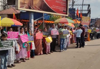 रक्तदान जैसी व्यवस्था को प्राइवेट एजेंसी को सौंपने पर भड़के रक्तदान से जुड़े संगठन, रांची के अलबर्ट एक्का चौक पर मानव शृंखला बनाकर सरकार के खिलाफ जताया आक्रोश