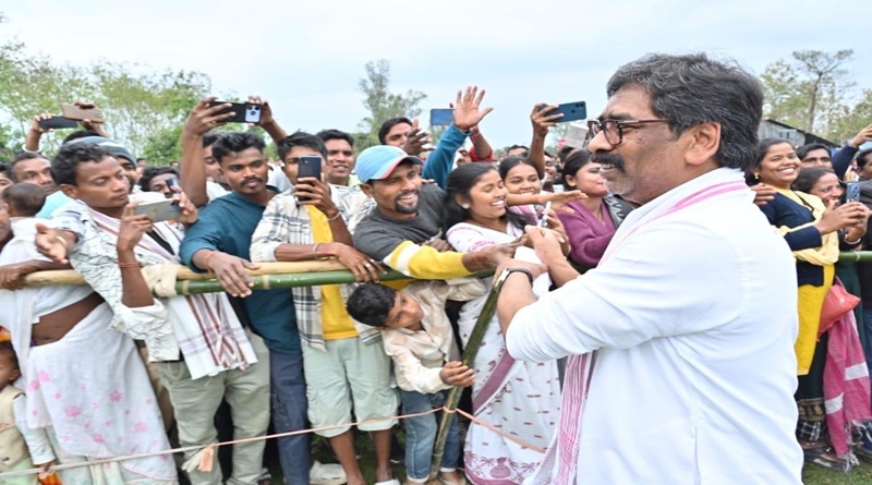 असम में भी झारखण्ड के CM हेमन्त सोरेन की लोकप्रियता में कोई कमी नहीं, CM हेमन्त ने ताल ठोककर कहा आदिवासी कमजोर नहीं, ये सत्ता बनाना और बदलना भी जानते हैं