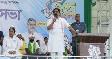 CM हेमन्त पहुंचे बंगाल, तृणमूल कांग्रेस को पुनः सत्ता दिलाने के लिए झोंकी ताकत, जनता से की अपील ममता जैसी कोई नहीं, वो अकेले लड़ रही फिरकापरस्त ताकतों से