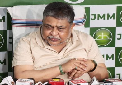 सुप्रियो का बयान, केन्द्र में मोदी सरकार को देखकर लग रहा कि हम लोकतंत्र में नहीं, बल्कि सर्कस के स्टैंड में गैलरी में बैठे लोग हैं, खेल दिखाने वाले आ-जा रहे हैं, जिसमें कुछ जोकर भी हैं