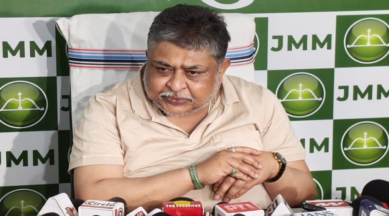 सुप्रियो का बयान, केन्द्र में मोदी सरकार को देखकर लग रहा कि हम लोकतंत्र में नहीं, बल्कि सर्कस के स्टैंड में गैलरी में बैठे लोग हैं, खेल दिखाने वाले आ-जा रहे हैं, जिसमें कुछ जोकर भी हैं