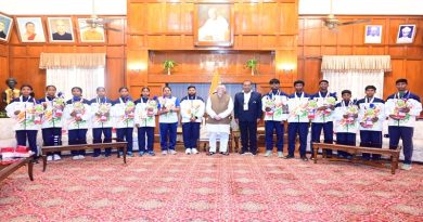 प्रथम खेलो इंडिया जनजातीय खेल में कांस्य पदक प्राप्त विजेताओं ने लोक भवन में राज्यपाल संतोष कुमार गंगवार से की भेंट