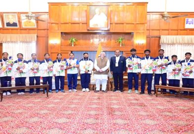 प्रथम खेलो इंडिया जनजातीय खेल में कांस्य पदक प्राप्त विजेताओं ने लोक भवन में राज्यपाल संतोष कुमार गंगवार से की भेंट