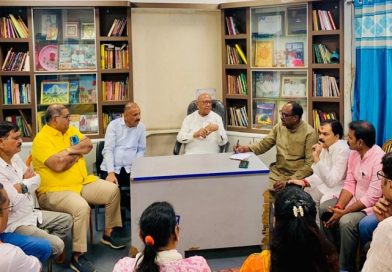 बिष्टुपुर में संपन्न रेल यात्री संघर्ष समिति की बैठक में गूंजा सवाल, यात्री ट्रेनों को रोक कर मालगाड़ी आगे बढ़ाने का आदेश किसका?