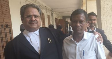 झारखण्ड हाई कोर्ट के वरिष्ठ अधिवक्ता अभय मिश्र ने उच्चतम न्यायालय के अधिवक्ता को कोर्ट कक्ष में ललकारा, जो आपने कहा उसे सिद्ध करिये, नहीं तो फिल्म ‘जॉली एलएलबी’ की तरह वे इसी कक्ष में धरने पर बैठ जायेंगे