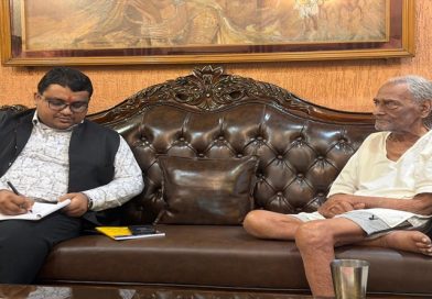 फेडरेशन ऑफ ऑल व्यापार संगठन के अध्यक्ष दीपेश मिले प्रख्यात समाजवादी देवकीनंदन नारसरिया से, दी स्वलिखित पुस्तक, किया सम्मानित