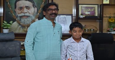 मुख्यमंत्री हेमन्त सोरेन ने ऐतिहासिक उपलब्धि प्राप्त करनेवाले बाल तैराक इशांक सिंह को अपने आवास पर किया सम्मानित, दिये पांच लाख के चेक, कहा इशांक राज्य के लिए गौरव