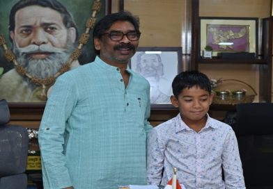 मुख्यमंत्री हेमन्त सोरेन ने ऐतिहासिक उपलब्धि प्राप्त करनेवाले बाल तैराक इशांक सिंह को अपने आवास पर किया सम्मानित, दिये पांच लाख के चेक, कहा इशांक राज्य के लिए गौरव