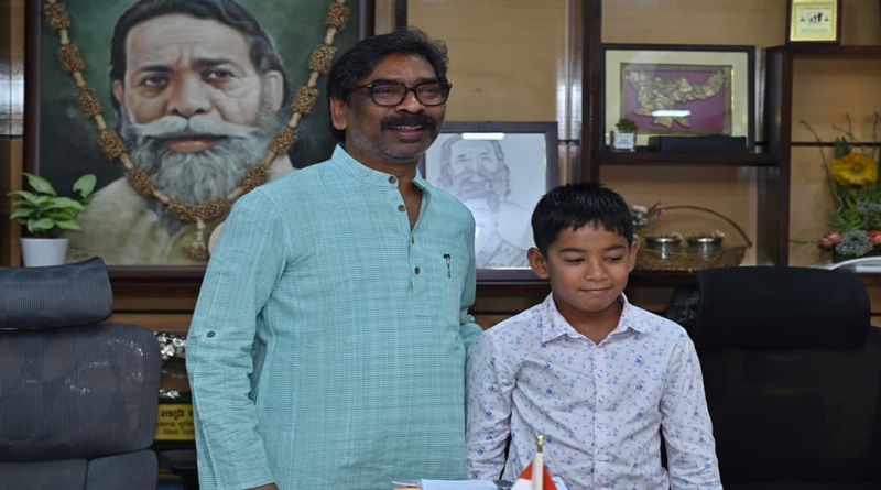 मुख्यमंत्री हेमन्त सोरेन ने ऐतिहासिक उपलब्धि प्राप्त करनेवाले बाल तैराक इशांक सिंह को अपने आवास पर किया सम्मानित, दिये पांच लाख के चेक, कहा इशांक राज्य के लिए गौरव