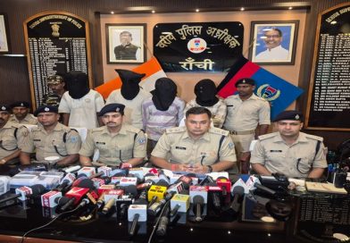 रांची पुलिस ने साइबर ठगी में लगे पांच अपराधियों को रंगे हाथों गोंदा थाना के रॉक व्यू अपार्टमेंट के एक फ्लैट से किया गिरफ्तार