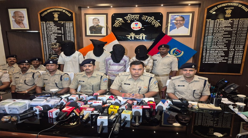 रांची पुलिस ने साइबर ठगी में लगे पांच अपराधियों को रंगे हाथों गोंदा थाना के रॉक व्यू अपार्टमेंट के एक फ्लैट से किया गिरफ्तार