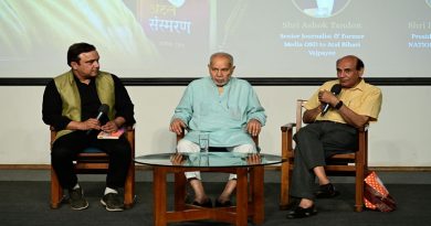 अशोक टंडन के कथनानुसार संघ और वाजपेयी जी के सम्बंधों को लेकर काफ़ी भ्रम फैलाने की कोशिश की गई, रामबहादुर राय के शब्दों में वाजपेयी जी वही बोलते थे, जो उनको बोलना होता था
