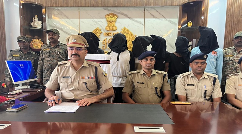पाकुड़ में पिछले दिनों कई दिनों से हो रही चोरी की घटनाओं में लिप्त छः अपराधियों को स्थानीय पुलिस ने किया गिरफ्तार