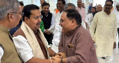 अपनी झूठी अकड़ व चापलूसी में आकंठ डूबे यहां के भाजपा नेता नितिन नबीन से सरलता, सहजता व सहृदयता ही सीख लें, तो भाजपा का वारा न्यारा हो जाये, पर यहां सीखने कौन आया है, यहां तो सभी सिखाने को बैठे हैं