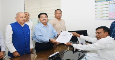 मेरा परिमल झारखण्ड आया ओ रामजी…, मेरा नथवानी झारखण्ड आया ओ रामजी… और आगे भजन गाओ…, हरे परिमल, हरे परिमल, परिमल, परिमल हरे, हरे…, हरे नथवानी, हरे नथवानी, नथवानी, नथवानी, हरे, हरे…